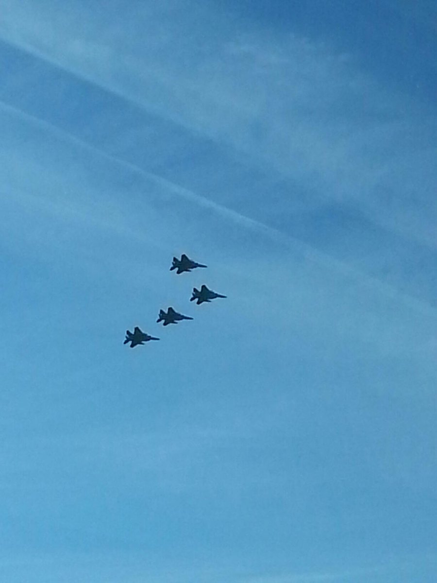 OmniRunning's tweet photo. Air force flight over Boston. http://t.co/PFi2DV1GQP