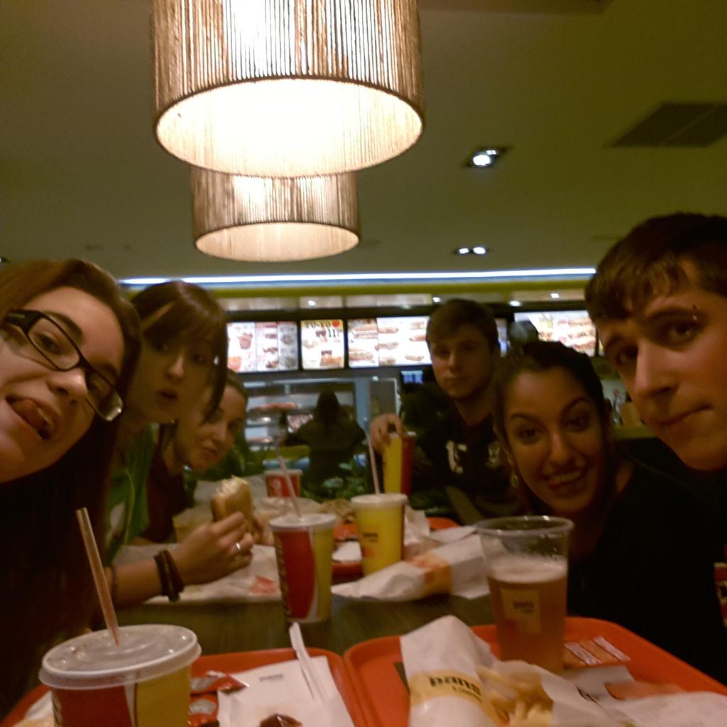 jules_kastiis's tweet photo. Comidica de payasos pre-puerto venecia!! Con @AngelitoSancito @soyunatetera @Nasimtj @iireenee16 #manolo http://t.co/Yw2gQa4CCZ