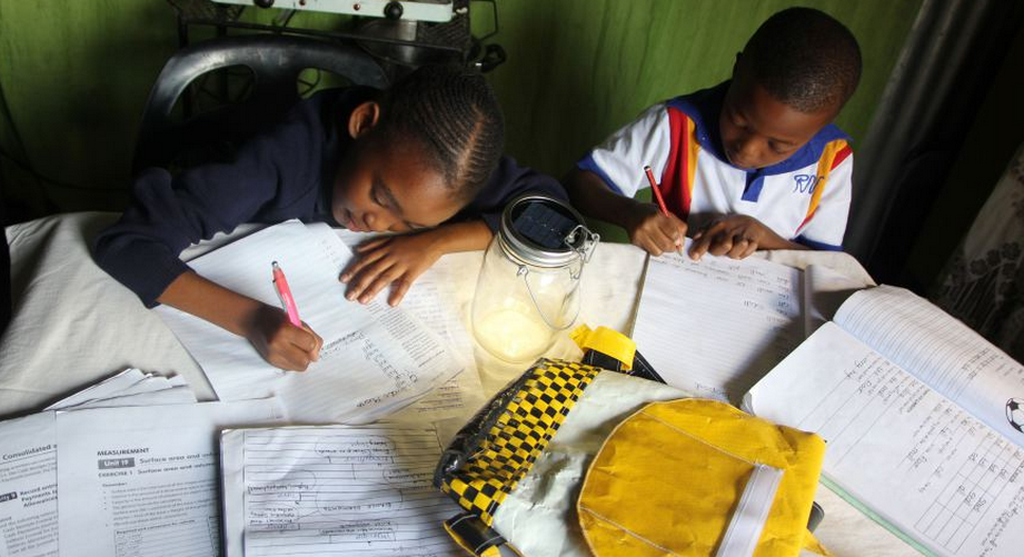 Some creative South Africans made a backpack that doubles as a lamp for evening homework b-gat.es/1xft5tV <a href="/qz/">Quartz</a>