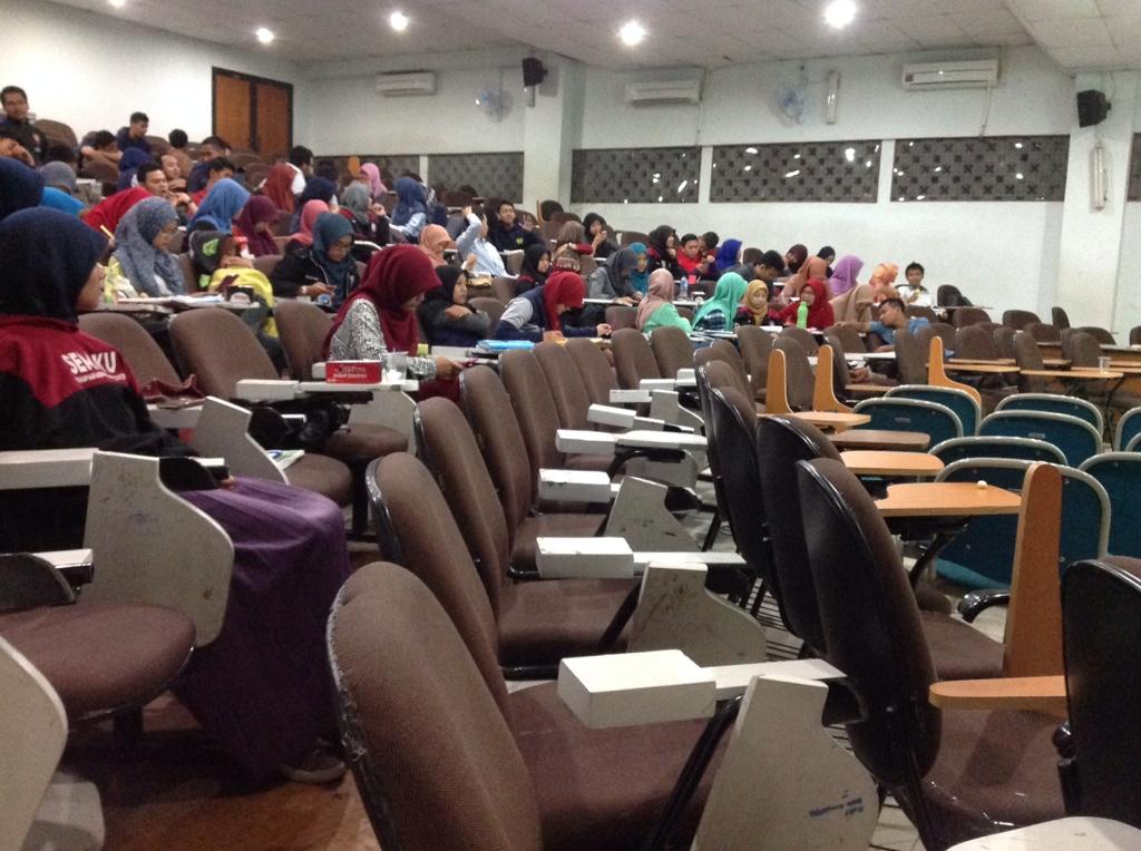 LKMMNAS2014's tweet photo. AKHIRNYA EVALUASI AKBAR #LKMMNAS14! MASIH SEMANGAT YAAAA 💪💪💪 http://t.co/xeZxiNBdIH