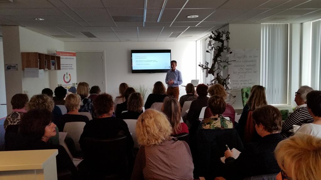 CultJour's tweet photo. De zaal zit helemaal vol bij de laatste presentatie van @DortFiscaal voor de ZZP-ers van @standbythuis. #belastingen http://t.co/pQcCoeh3CC