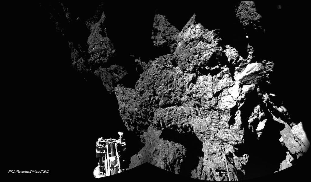 lemondefr's tweet image. La toute première image prise depuis le sol d'une comète nous a été transmise par @Philae2014 lemde.fr/C0M3T3
