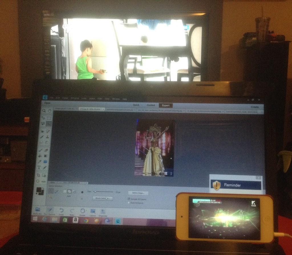 HelloDyna's tweet image. Watching two channels and doing assignment! #MelOnMusicAwards2014 #TheReturnOfSuperman #fashionassignment