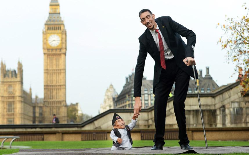 UAE_BARQ_EN's tweet photo. The smallest living person and the tallest living man according to #guinessworldrecord pose for photo in London. /EPA http://t.co/BuSUgWHYTu