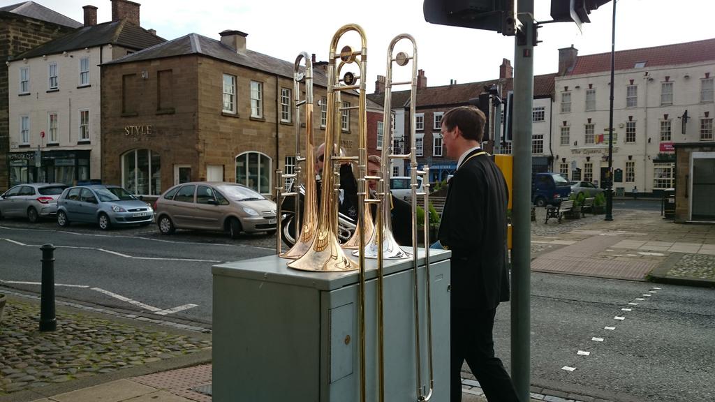 SusNEsupport's tweet image. Street furniture repurposed as a trombone stand! @DIYstreetsNCL @Emma_DIYstreets @SustransNE