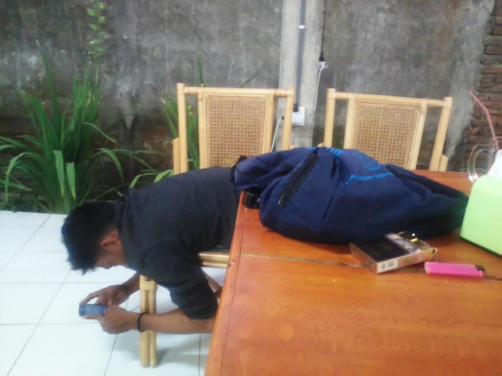 join_nil's tweet photo. Rokoknya SURYA, koreknya PINK. Mantab. RT @bebmen: Lagi demo juga, demo gaya ngetwit baru >> http://t.co/JBkkrPalzK