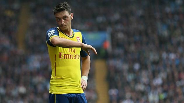 marca's tweet photo. "No hay día que Mesut (Özil) no añore al Madrid" http://t.co/ov7Vf8mEuP http://t.co/ffWAQWULMF