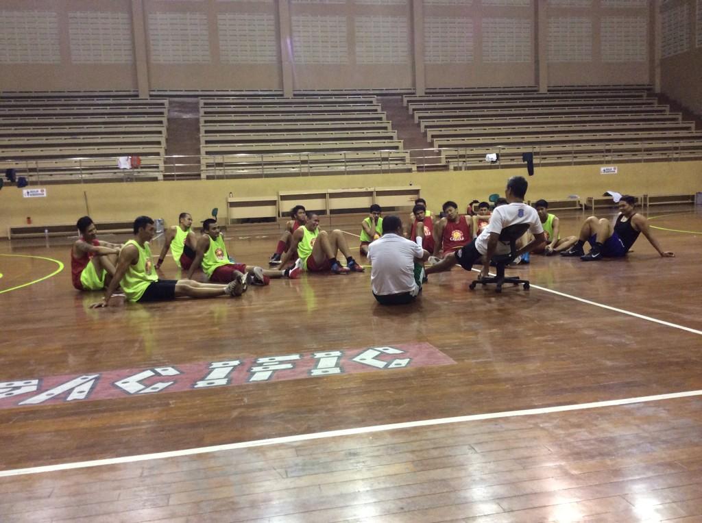 After practice, coach bai memberikan masukan ke semua pemain pacific caesar