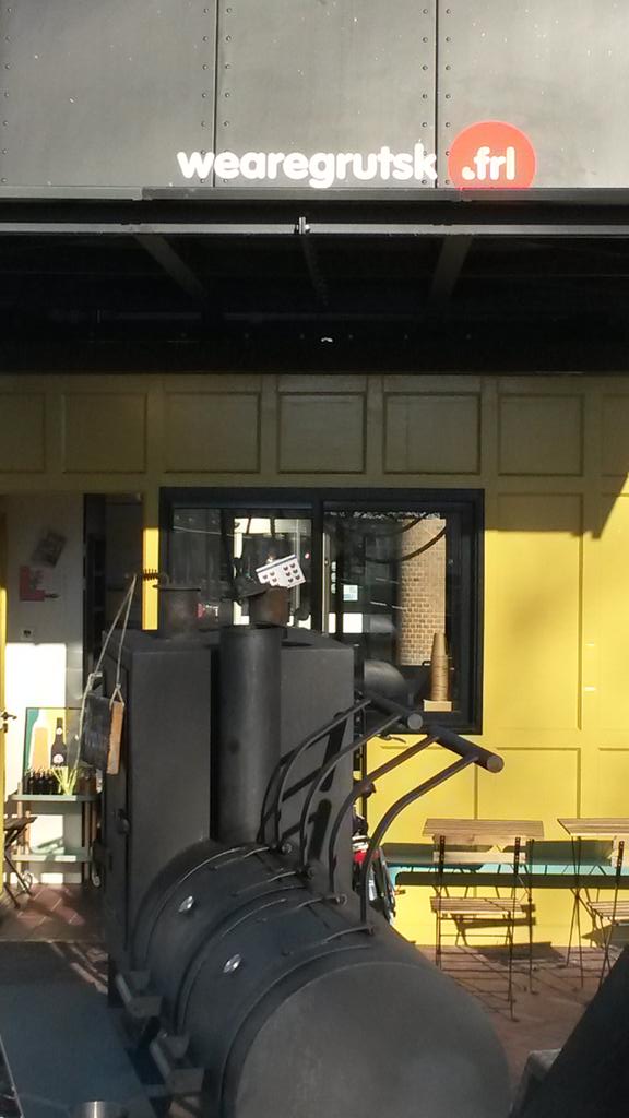 Kick ass sign en frl extentie bij <a href="/WEareGRUTSK/">WEareGRUTSK</a> Dat is Fries en internationale gastvrijheid!