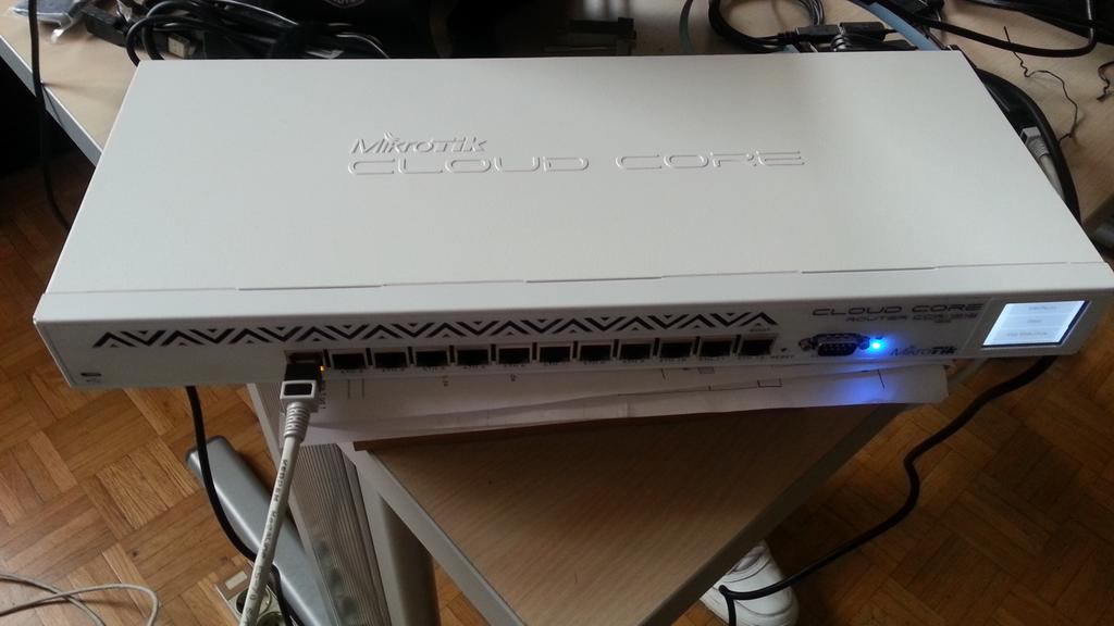 milosbeo's tweet photo. CCR in da house #MikroTik #CloudCoreRouter #ccr #zivotinja #umrezen http://t.co/TmjVVBYdhv