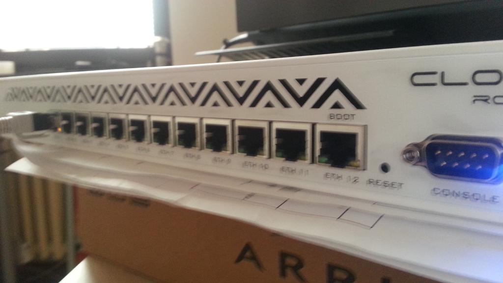 milosbeo's tweet photo. CCR in da house #MikroTik #CloudCoreRouter #ccr #zivotinja #umrezen http://t.co/TmjVVBYdhv