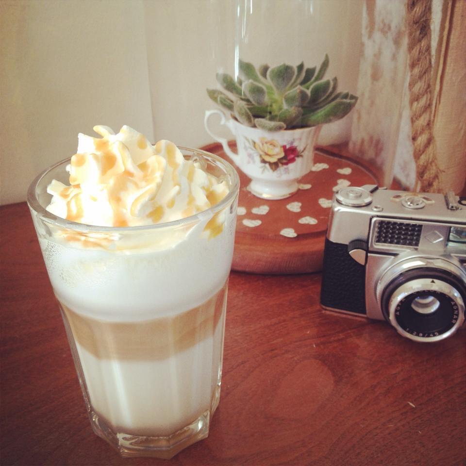 Smaakbus's tweet photo. Vanaf morgen op de #MWF14: De Margriet Special: Espresso, warme melk, hazelnootsiroop en slagroom met caramel! http://t.co/MEgOlbCzwX