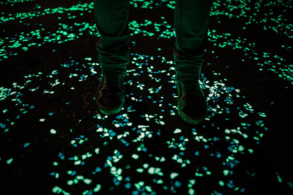 Tron super-highway...A Solar-Powered Glow-in-the-dark Bike Path by Studio Roosegaarde  bit.ly/1sHs9HV