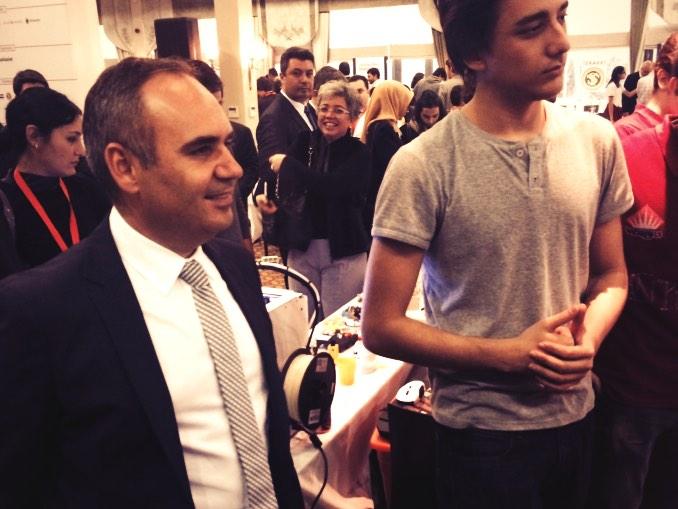 MakersCnsltng's tweet photo. Turkcell Genel Müdür Yardımcısı Yiğit Kulabaş'ın #MFIST2014'e desteği devam ediyor.Basın'a maker projeleri anlatırken http://t.co/tbTbt24RQx
