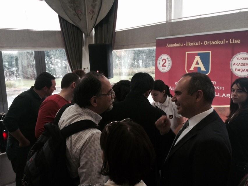 MakersCnsltng's tweet photo. Turkcell Genel Müdür Yardımcısı Yiğit Kulabaş'ın #MFIST2014'e desteği devam ediyor.Basın'a maker projeleri anlatırken http://t.co/tbTbt24RQx