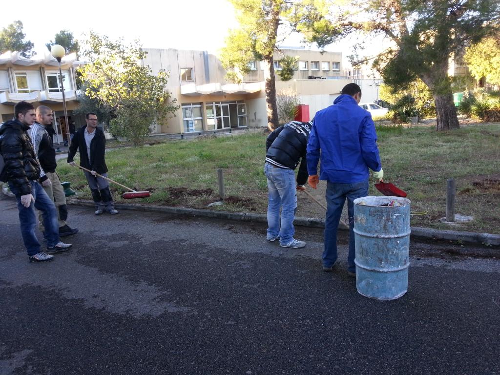 Opération Centre Propre,  des stagiaires motivés pour le bon déroulement de la journée citoyenne du centre d'Istres