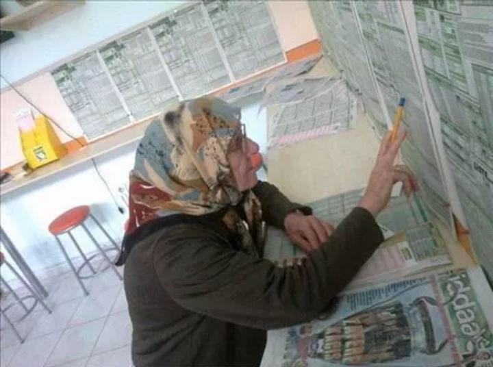 ahmetcakar1's tweet photo. Anneme bakın http://t.co/g6aIge5LFF