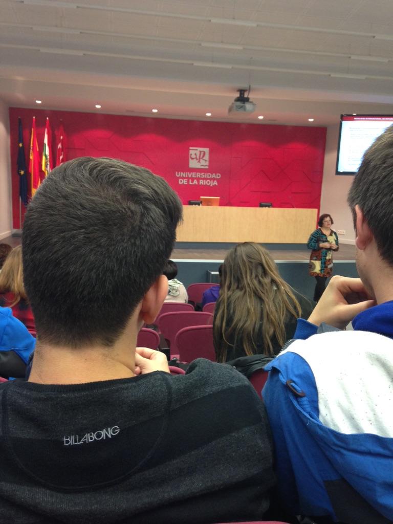 marinavarol's tweet photo. De charla de Erasmus @heipeach @anadelrioboza http://t.co/yMBJejrsKD