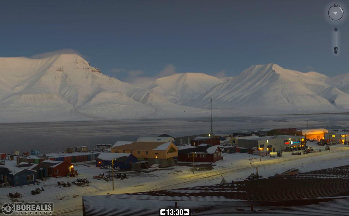 3 november was de laatste heldere dag met daglicht in Spitsbergen (webcam). Het is er nu een paar maanden aardedonker