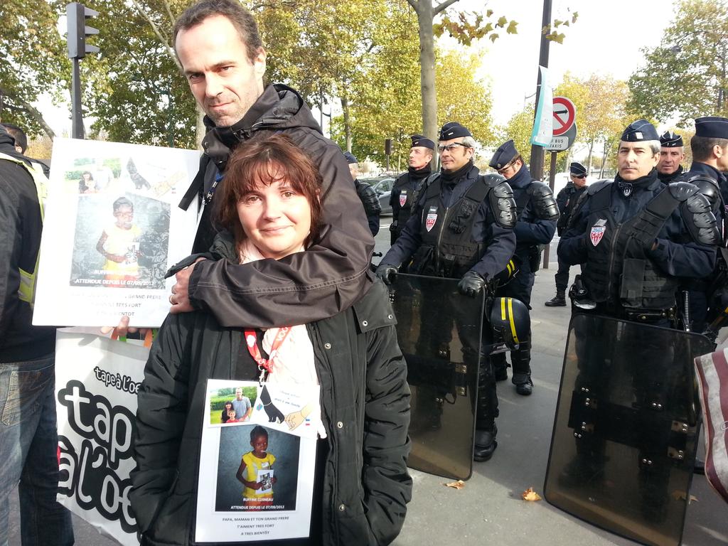 BenjaminIlly's tweet image. Face aux CRS ces familles manifestent à Paris pour que leurs enfants adoptés en #RDC leurs soient rendus @franceinfo