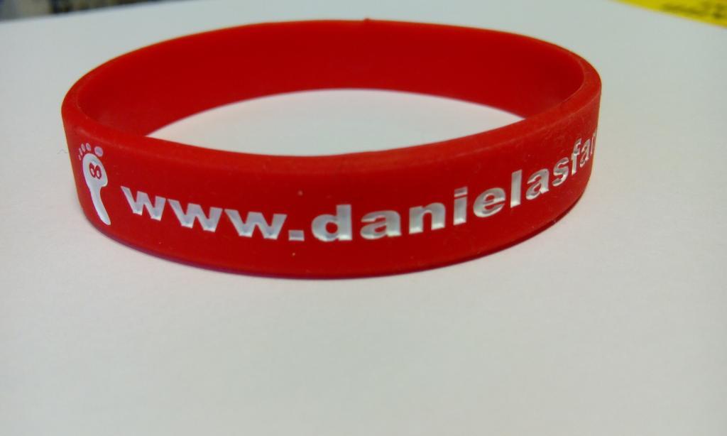 Albertosg86's tweet photo. Ya tengo mi pulsera de @Danielafan ,entre todos podemos ayudarla por solo 3 eurillos @CARMENG94456288 http://t.co/l60GukNlLv