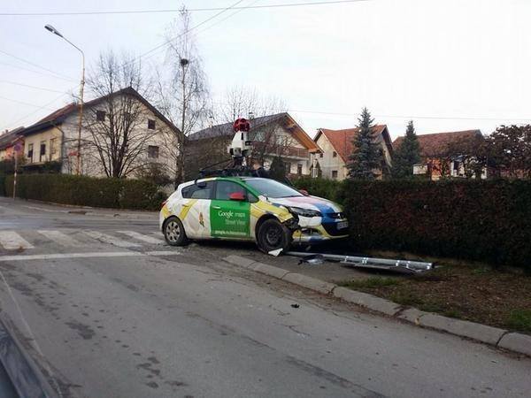 dzapatillas's tweet photo. "Ctrl Alt Del...? Chocó el autito de Google Maps" (vía @TheNextWeb @Jorge_Morell). http://t.co/VmNq1f703x