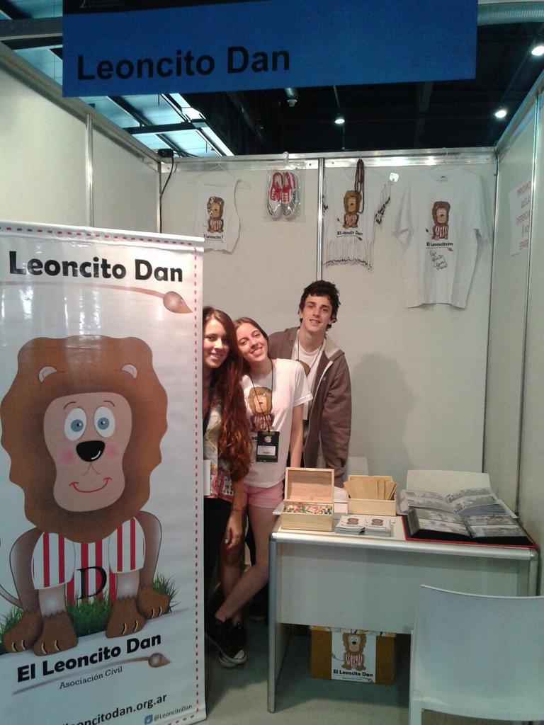 paulaschapiro's tweet photo. Así, desde tempranito, le contamos a todos los que pasan x @Cirs2014 la razón de ser y el alma de @LeoncitoDan http://t.co/jw3velQ09O