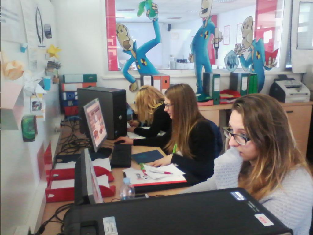 VareseTimes's tweet photo. Le ragazze sono a lavoro! #glocal14 http://t.co/u6pRULHY5C