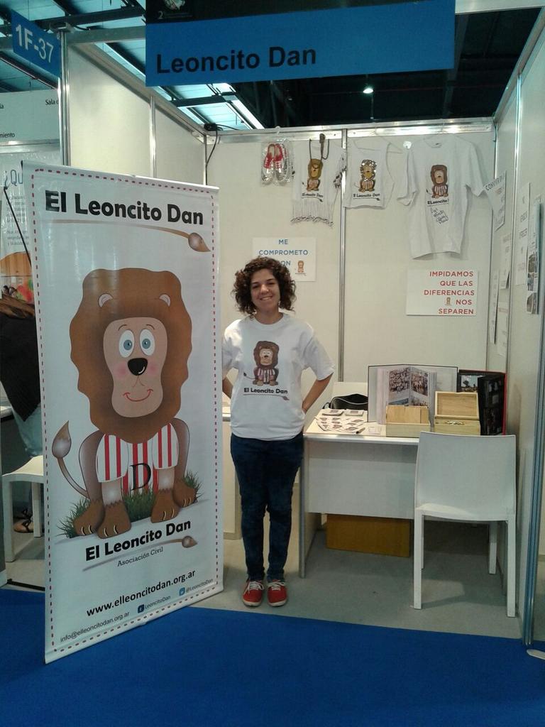 paulaschapiro's tweet photo. Así, desde tempranito, le contamos a todos los que pasan x @Cirs2014 la razón de ser y el alma de @LeoncitoDan http://t.co/jw3velQ09O