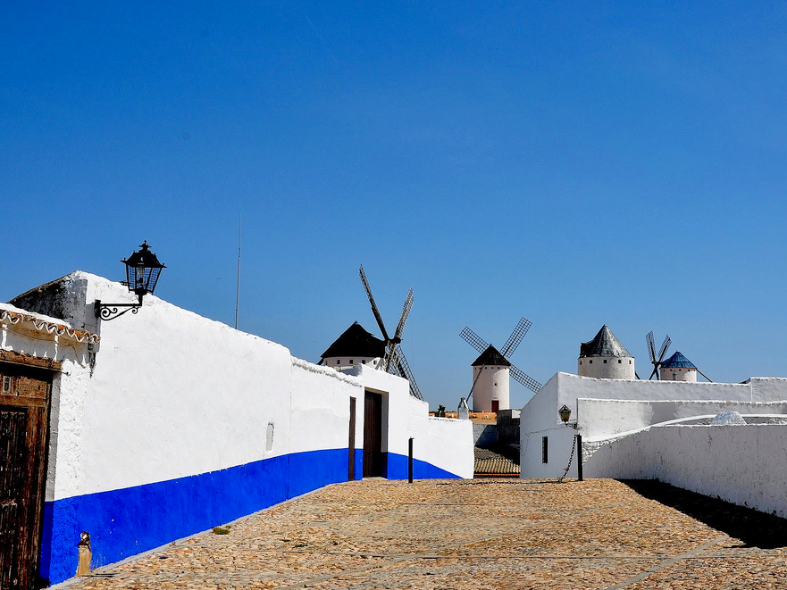 infohostal's tweet photo. En pleno centro de la gigantesca llanura manchega se levanta el bellísimo caserío de Campo de Criptana #viaja http://t.co/643AZGcfCv