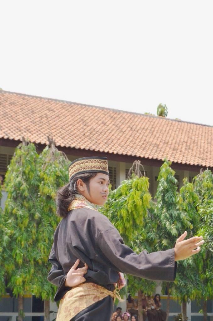 Retweet tweet ini agar karya Mahira N. Ghaisani X IIS 6 (2) bisa menjadi juara!