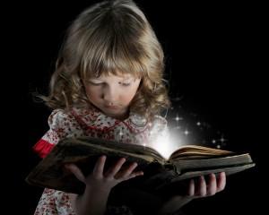 Книжки про маму. Читаем с папой картинки. Мама читает сказку. Девочка с книжкой. Ребенок полюбит чтение.