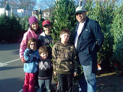 NativityTreeLot's tweet image. Former Tree Lot Czar Jack Weix and family (Megan made Jack go home right after this photo)