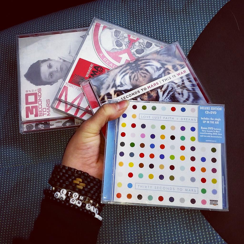 Holly_d_1986's tweet photo. #supportart #supportmusic #SUPPORTMARS @30SECONDSTOMARS http://t.co/QSoCugJlKm