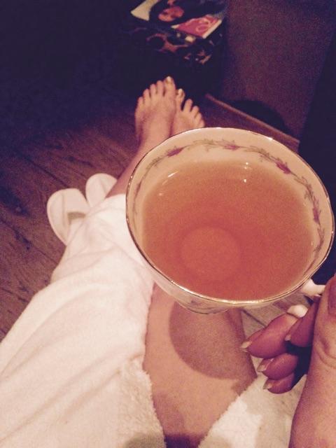 Zoe_Salmon's tweet photo. Relaxing with a camomile tea thank you @Luxedayspalove ❤️ #sparkleypedicure #Imagefacial #fullbodymassage http://t.co/qPulzjEX9R