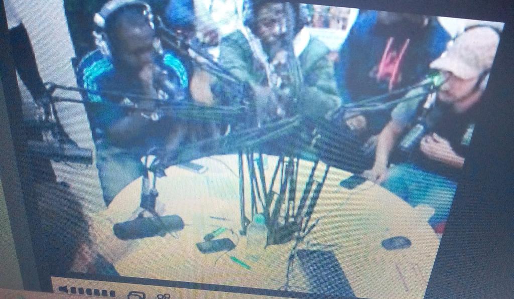saarah_jouan's tweet photo. On soutient toujours l'équipe ✌🎧 #BTPKR http://t.co/HPIbeoKRpe