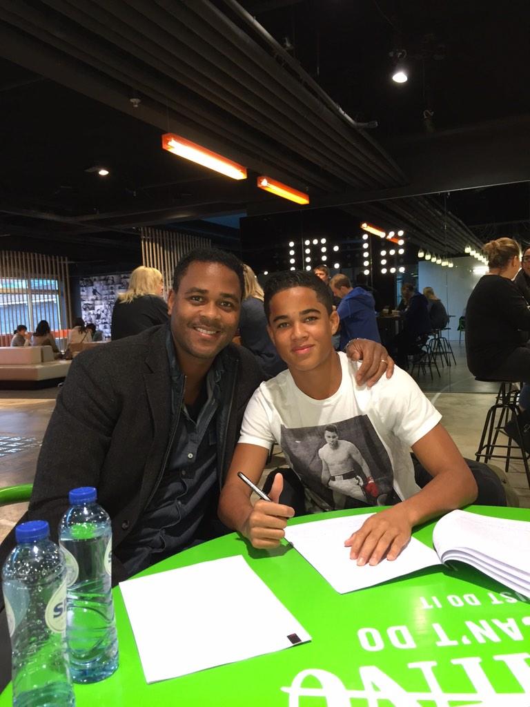 Шейн клюйверт. Патрик и джастин клюйверт. Шейн клюйверт. Патрик клюйверт футболист барселона. Патрик клюйверт футболист.