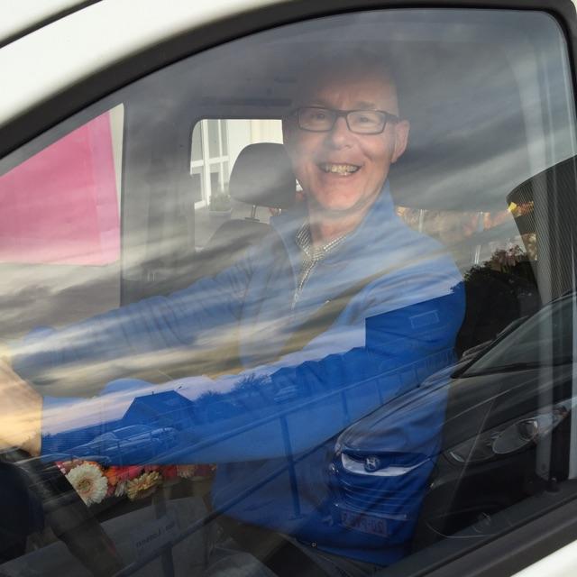 Vanaf vandaag hebben Wij een nieuwe Bloemenbezorger op de bus! <a href="/mauricewubben/">Maurice Wubben</a> bloemen staan je veel beter 😜