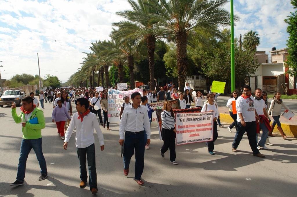 CedupLaguna's tweet photo. Mas fotos de la marcha pacífica en solidaridad a nuestros hermanos de #Ayotzinapa http://t.co/UOjBU0lu34