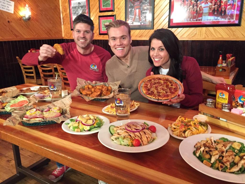 CameronFontana's tweet photo. Jake Nicole & I are crowing over some @Roosters food on @fox28columbus!! #GDMarket #RoostersWings #FastenYourEatBelts http://t.co/7aKnT9Es5A