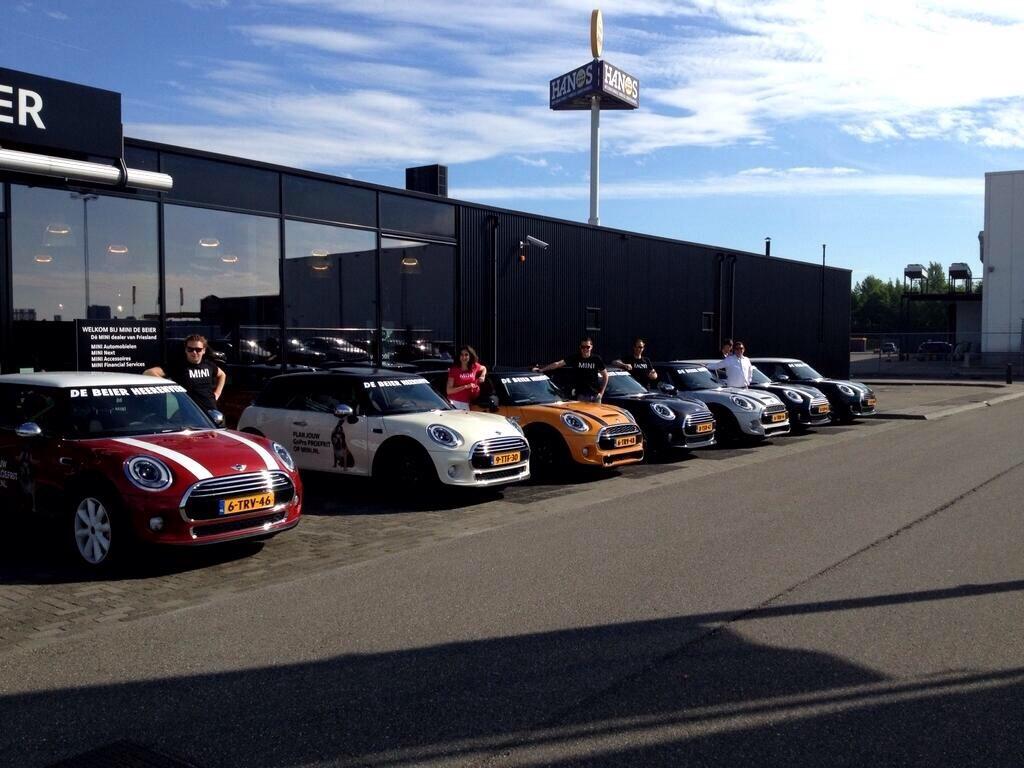 TourMINI's tweet photo. Zullen de twee #MINI's van morgen nét zo blinken als tijdens de #MINItour eerder dit jaar? Vást en zeker @MINIdebeier http://t.co/allmOPHaUI
