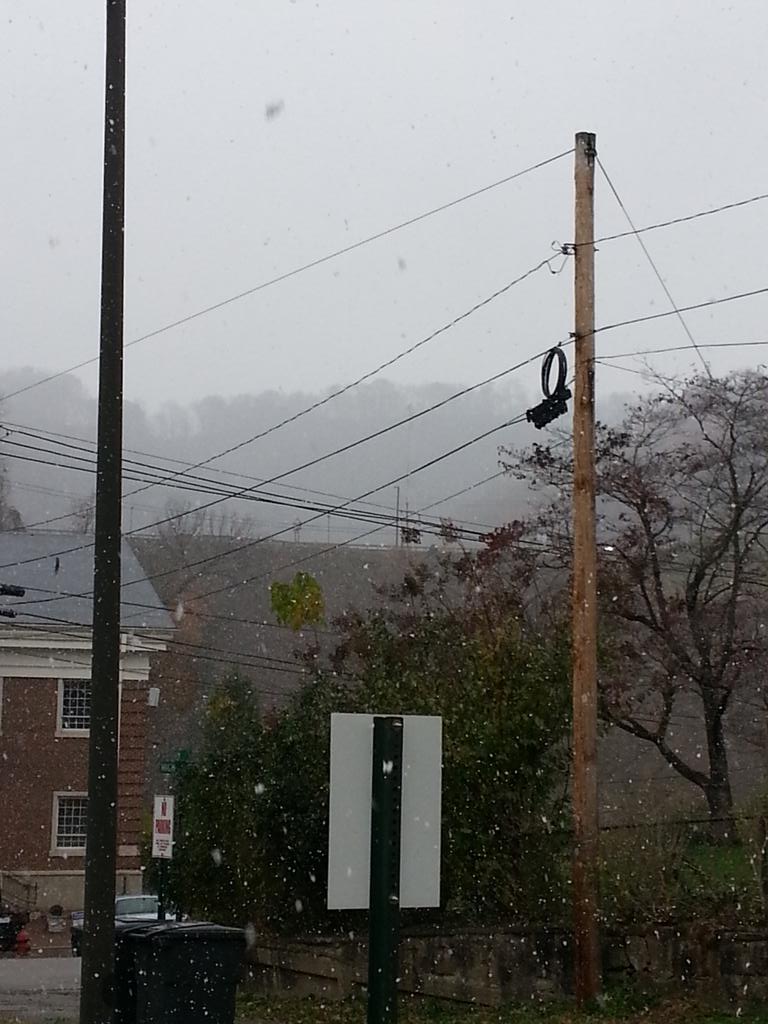 bigbluefan1981's tweet image. Snowing in Hazard on November 13th! @Kentuckyweather @stevewymt #Unreal #70degrees2daysAgo