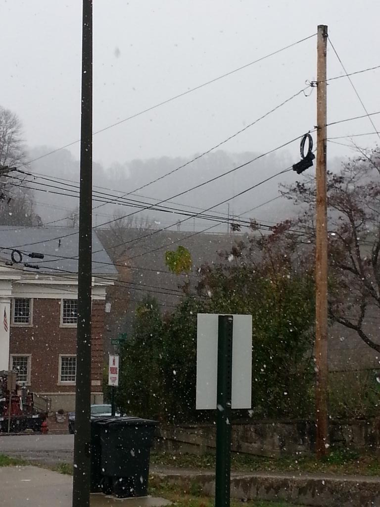 bigbluefan1981's tweet image. Snowing in Hazard on November 13th! @Kentuckyweather @stevewymt #Unreal #70degrees2daysAgo