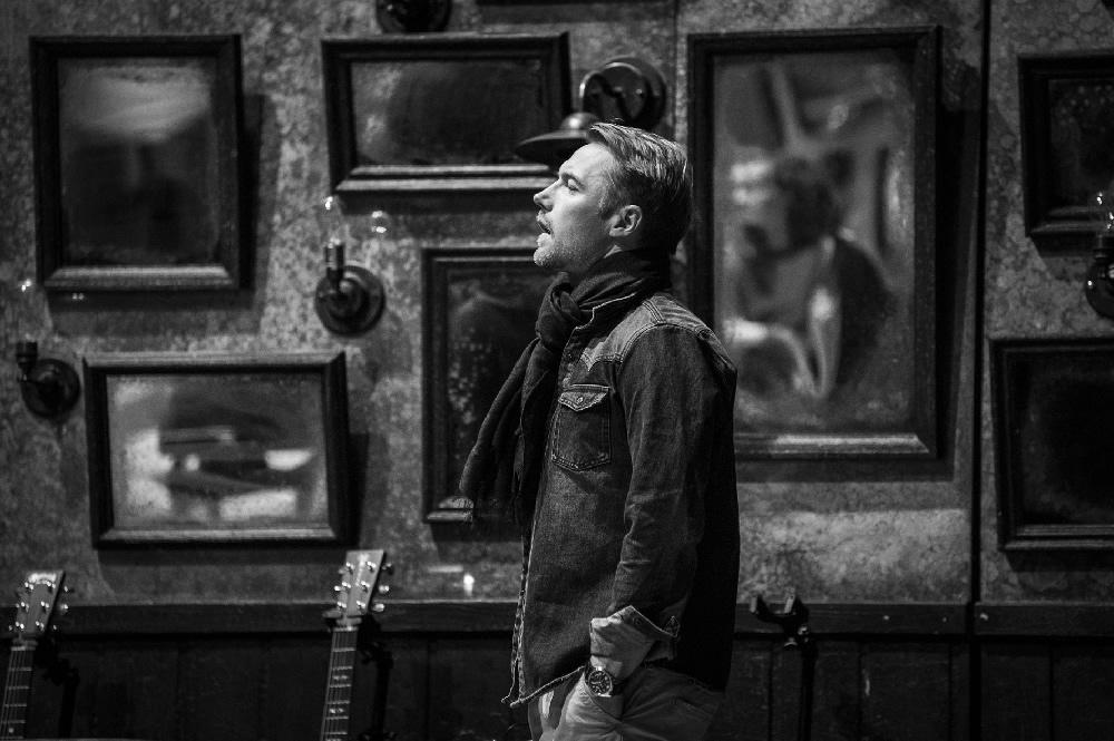 TheatreOfficial's tweet photo. GUYS we have something important to share with you! IT'S ONLY BLOOMIN' @ronanofficial as GUY IN @OnceMusicalLDN YES! http://t.co/uFdyEF0WFq