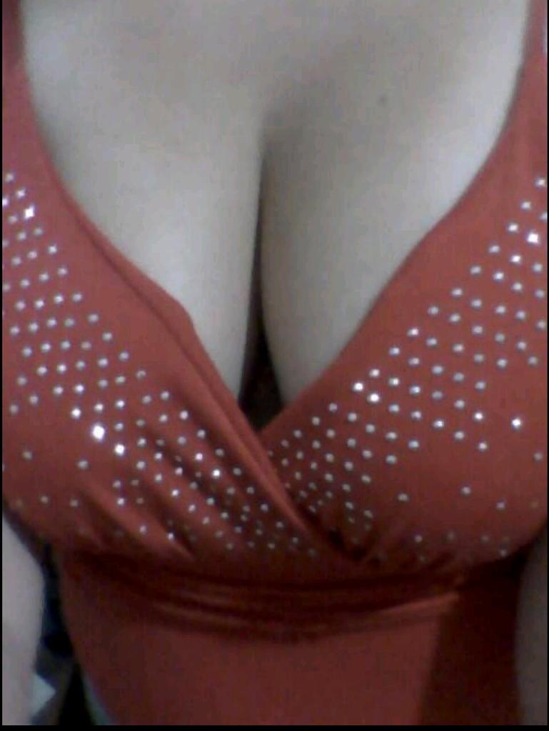 صدر امي اح وربي ما لوم الاجانب يوم يراعونها في اخر المحل