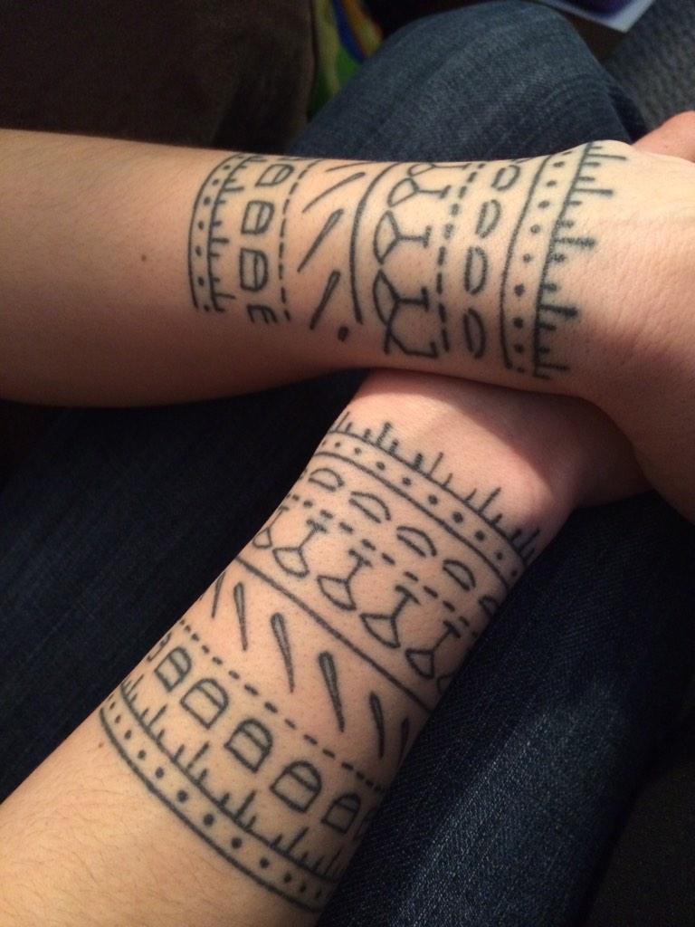 IndigenousXca Archived on X: "I adore my sister-in-laws tattoos! Igirrutiit  - Inuit women's tools! #Inuit #Arnait #Arnaq #Kakiniit #Nunavut  http://t.co/DnyhIyNtru" / X
