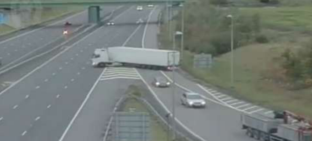 DailyMirror's tweet photo. Watch unbelievable moment lorry driver performed U-TURN on M6 Toll http://t.co/s5WpEBIqBx http://t.co/IKNkV7FjnB