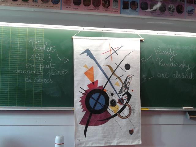 Je vois un homme qui tire la langue avec une épée dans la bouche. Anass #kandinsky #violet #histoiredesarts