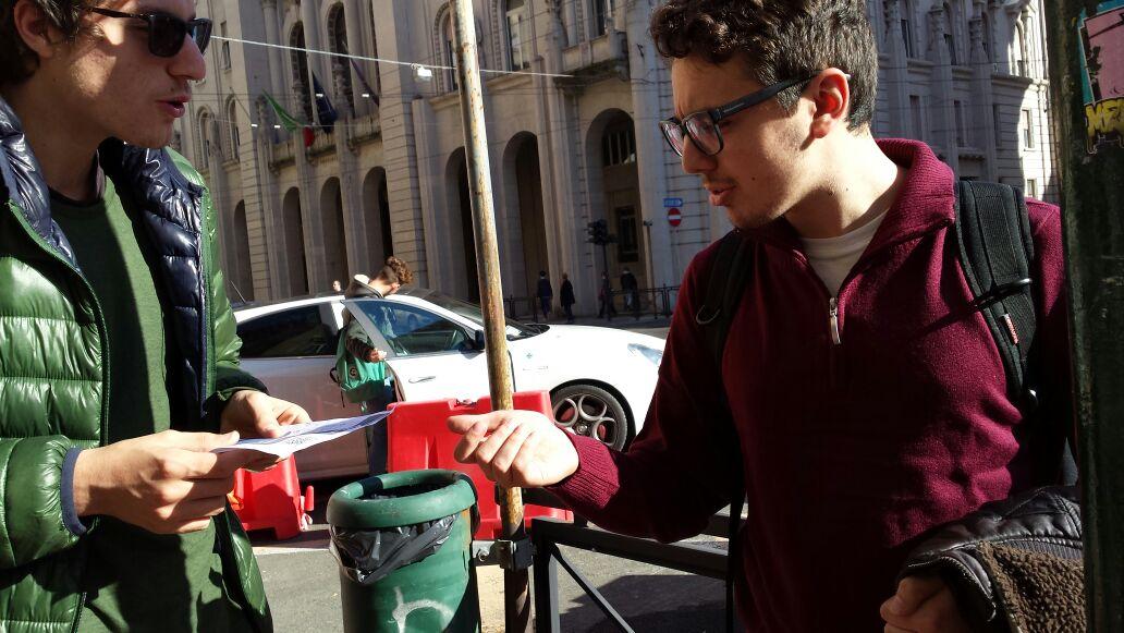 GDlaspezia's tweet photo. Abbiamo distribuito i questionari e i volantini per la #buonascuola!! @gdnazionale @FdSNazionale @nicholas_psc http://t.co/1jvHQDfh6H