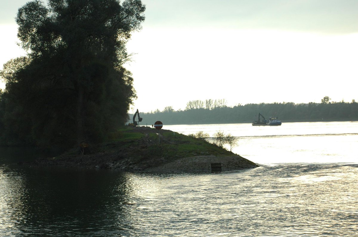Kies von den Tomateninseln wird per Schiff zu den Buhnenfeldern am Kohlkopf transportiert und dort Inseln geschaffen.